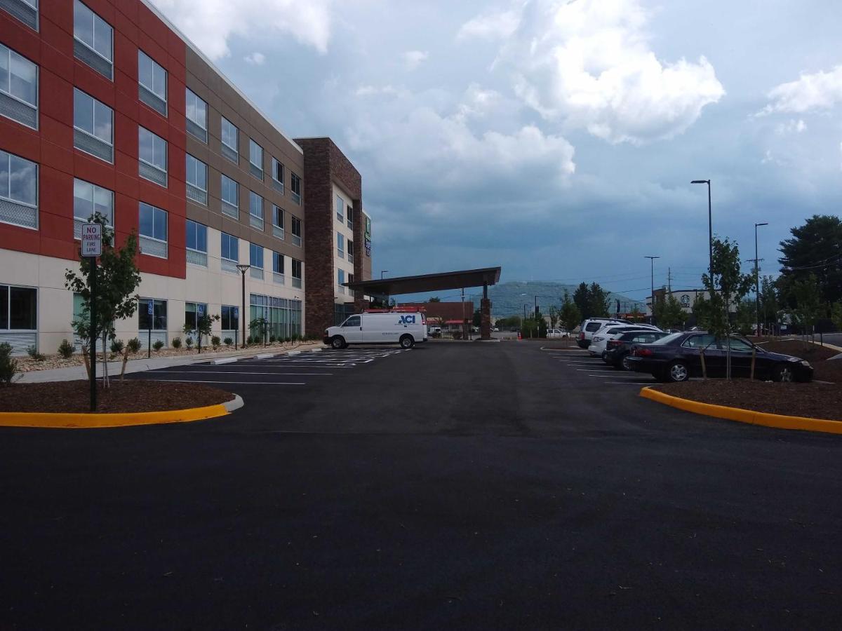 Holiday Inn Express & Suites - Roanoke - Civic Center Esterno foto