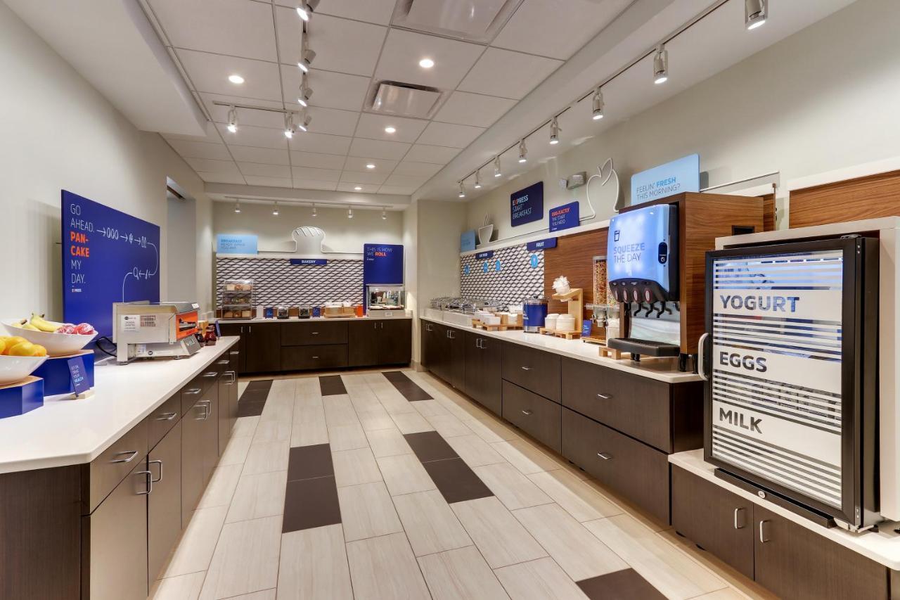 Holiday Inn Express & Suites - Roanoke - Civic Center Esterno foto