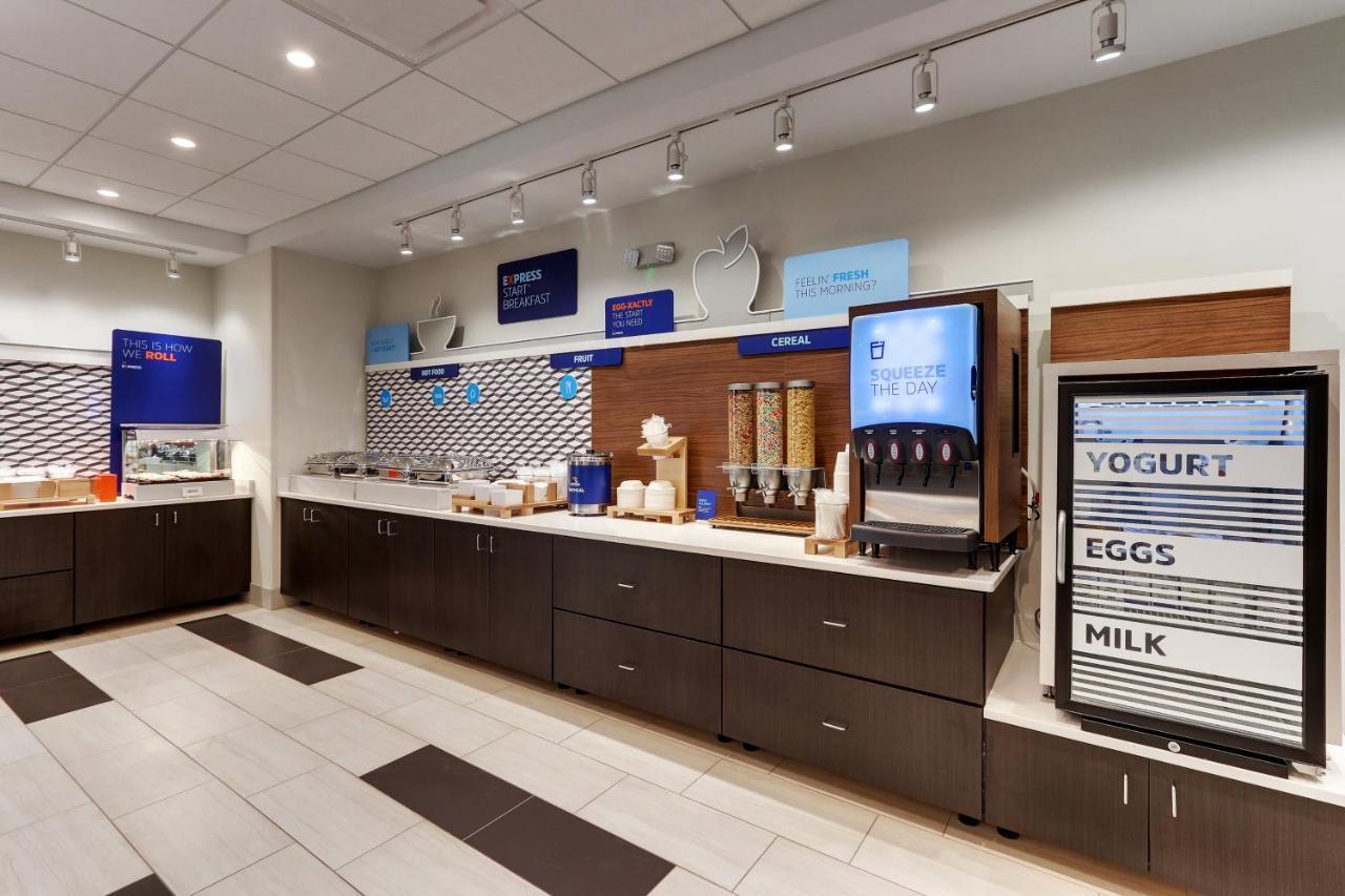 Holiday Inn Express & Suites - Roanoke - Civic Center Esterno foto