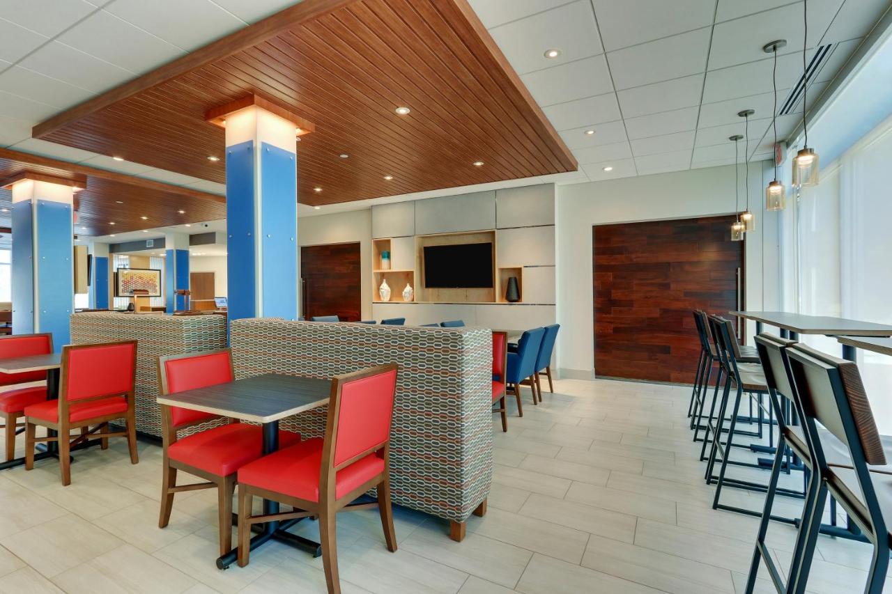Holiday Inn Express & Suites - Roanoke - Civic Center Esterno foto