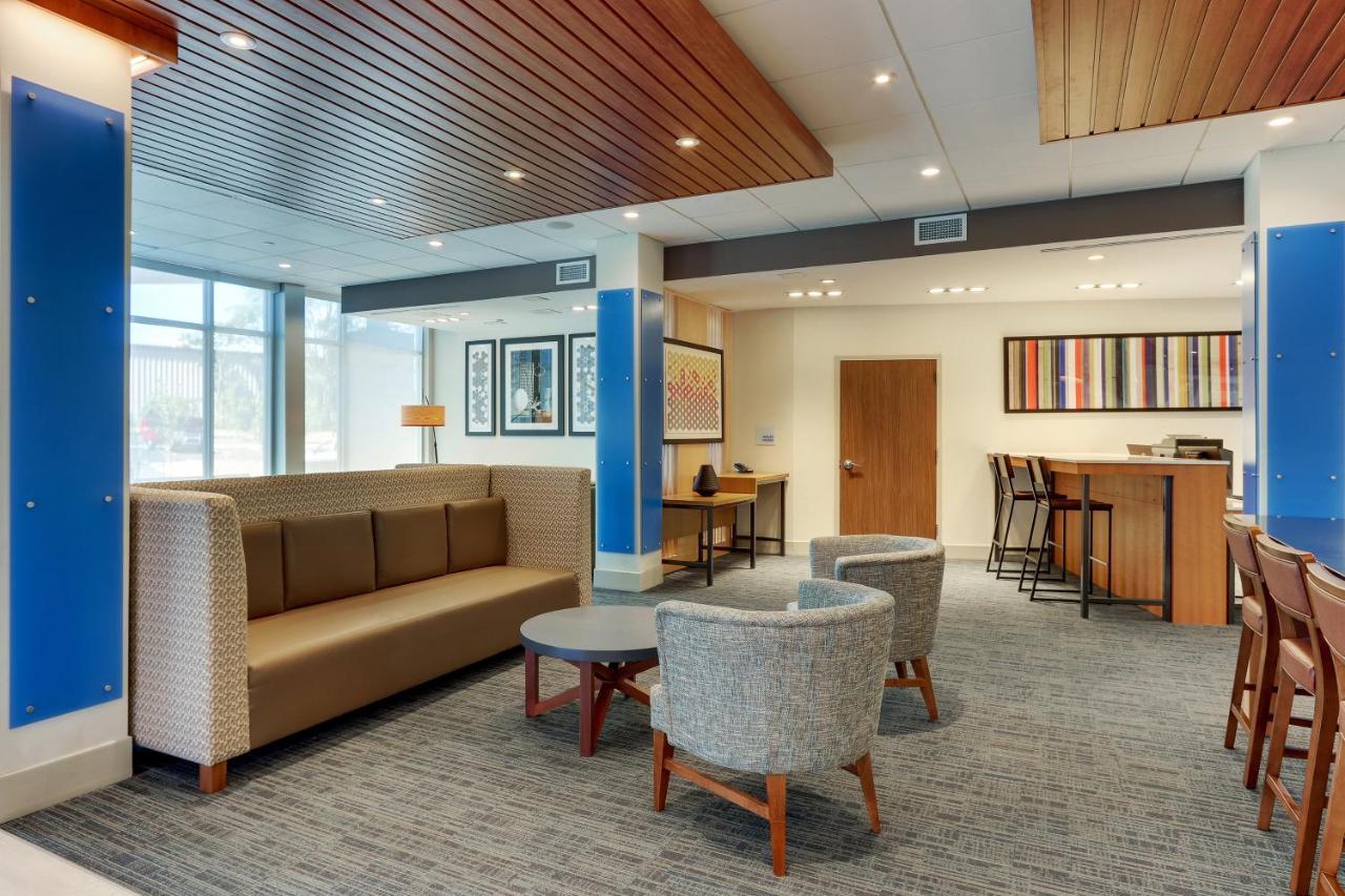 Holiday Inn Express & Suites - Roanoke - Civic Center Esterno foto